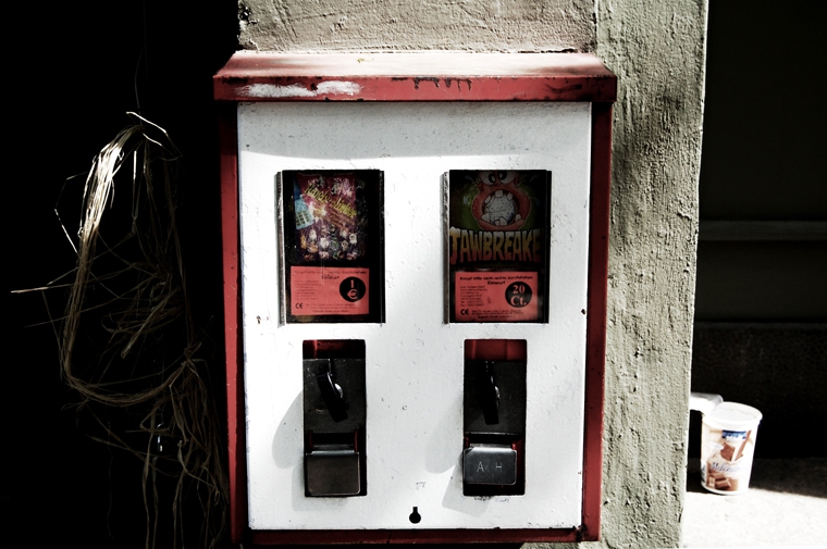 © Chewing gum machine Goltzstr. Berlin 2009 by Fritsch